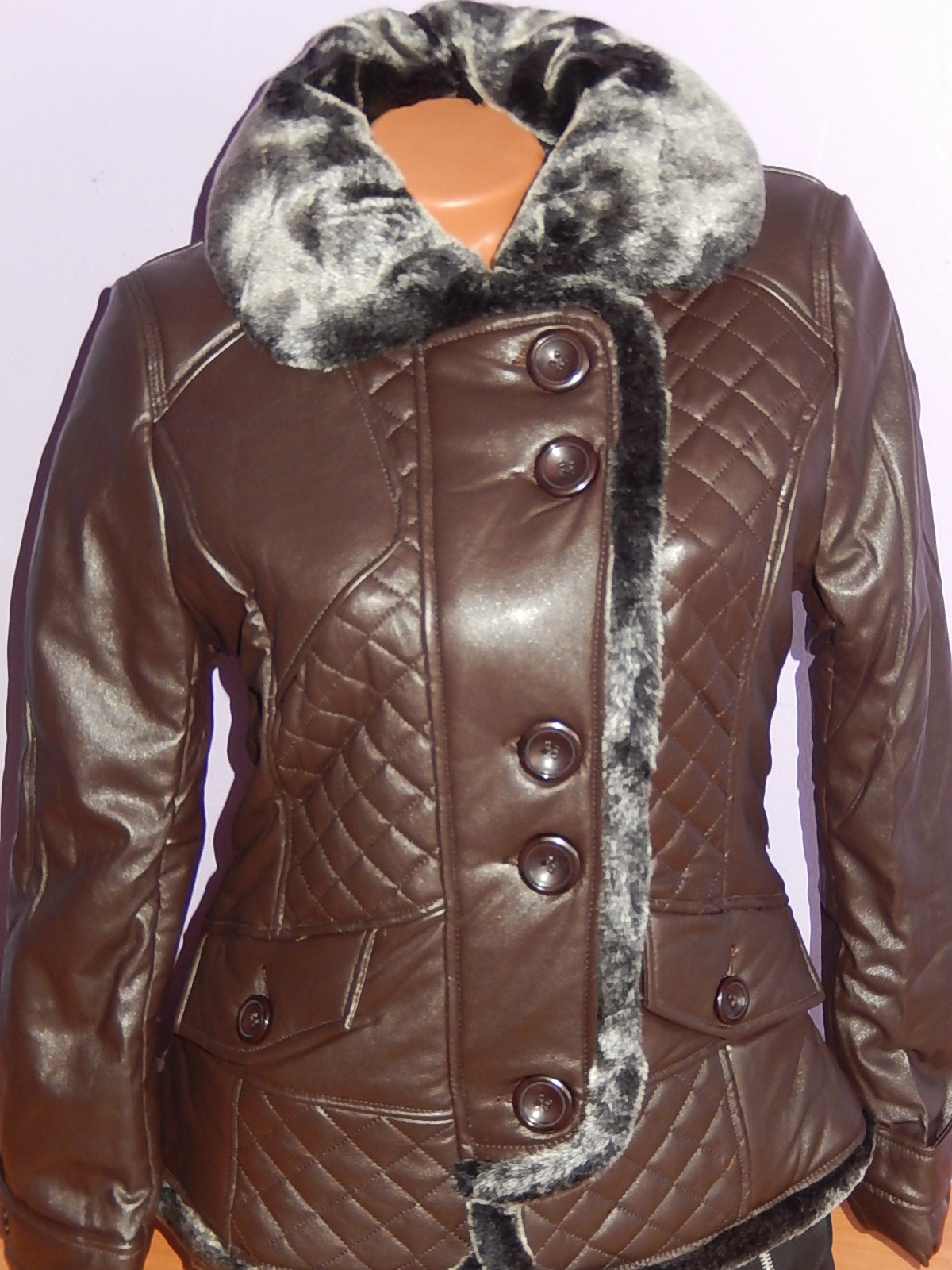 Dámská zimní bunda s kožešinovým lemováním 